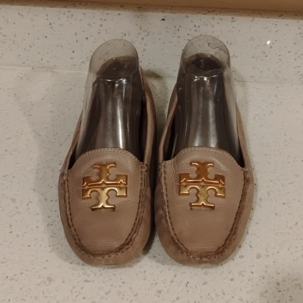 Tory Burch Beige Loafers with Gold Emblem - Picture 4 of 6